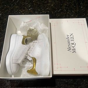 Gently worn. In excellent condition. Comes with gold laces.